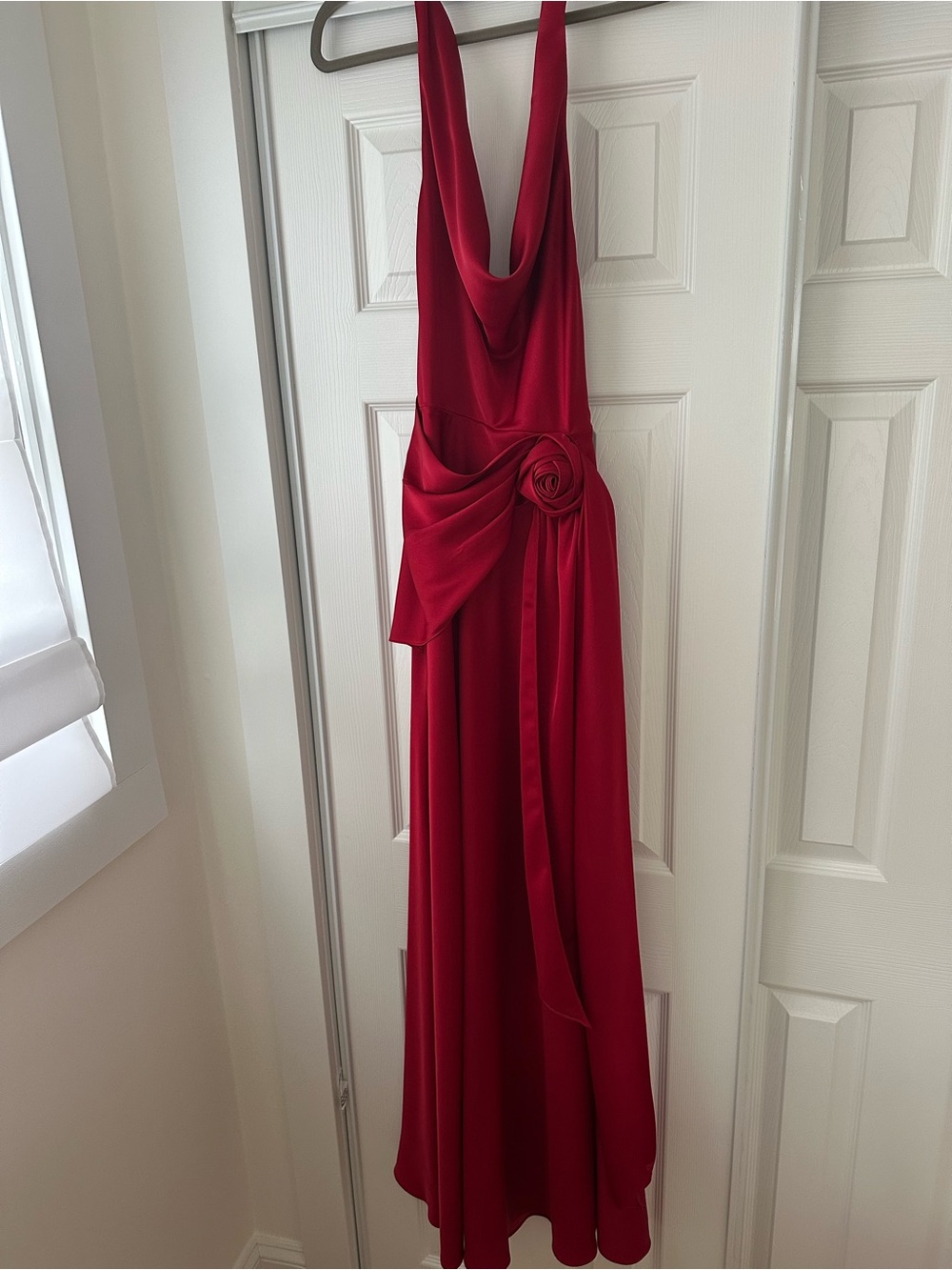 Rozalia Halter Open Back Satin Gown
Sonya Moda. Size small